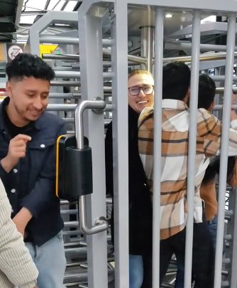 Ahora colados en TransMilenio pagan 3x1 Los tres jóvenes fueron grabados cuando ingresaron a una estación de TransMilenio pagando un solo pasaje.
