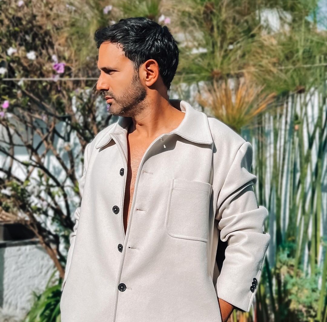 Alejandro Estrada advierte que lo intentan suplantar en redes El actor Alejandro Estrada, quien en los últimos días ha estado muy sonado, advirtió por medio de sus redes sociales que hay personas inescrupulosas haciéndose pasar por él.