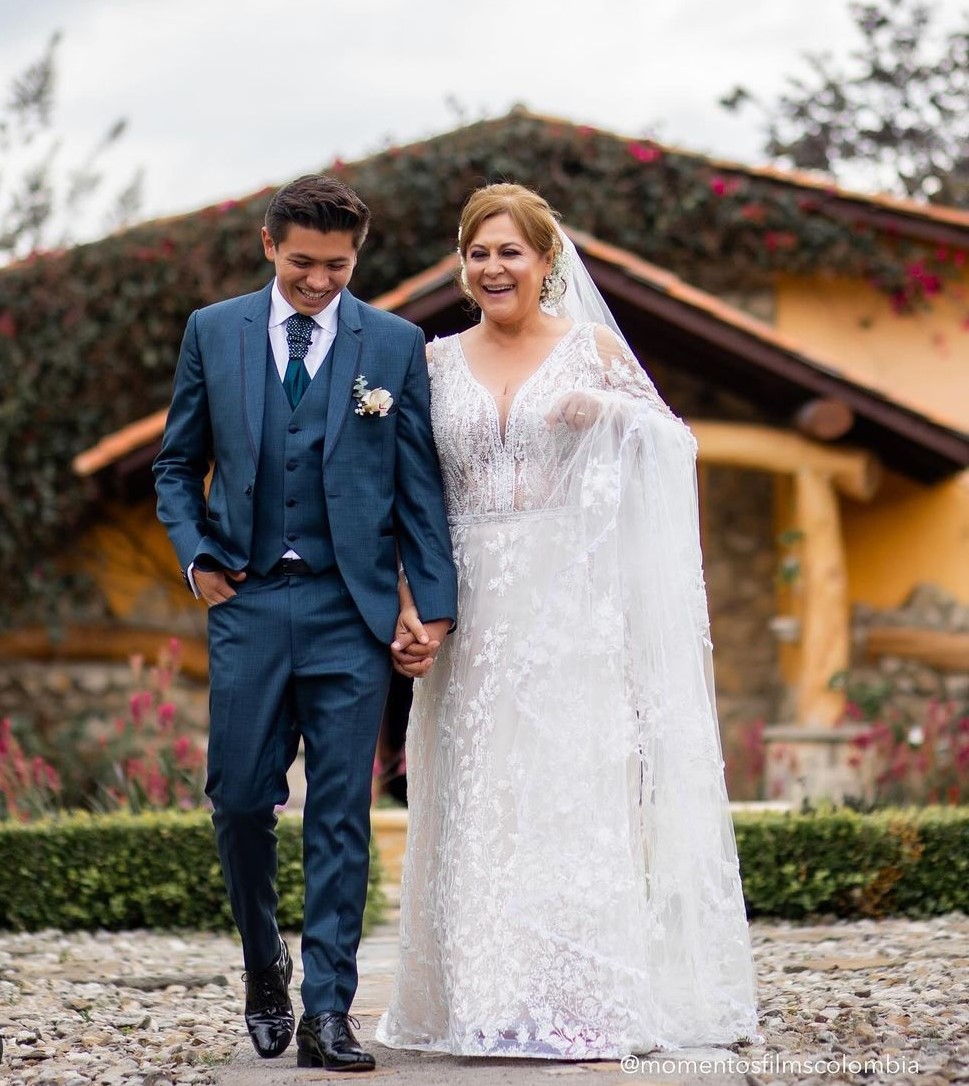 Alina Lozano y Jim Velásquez esperan su primer hijo Por fin se les cumplió el milagrito de ser padres a la pareja de actores Alina Lozano y Jim Velásquez. Ambos anunciaron a través de redes sociales la emocionante noticia.