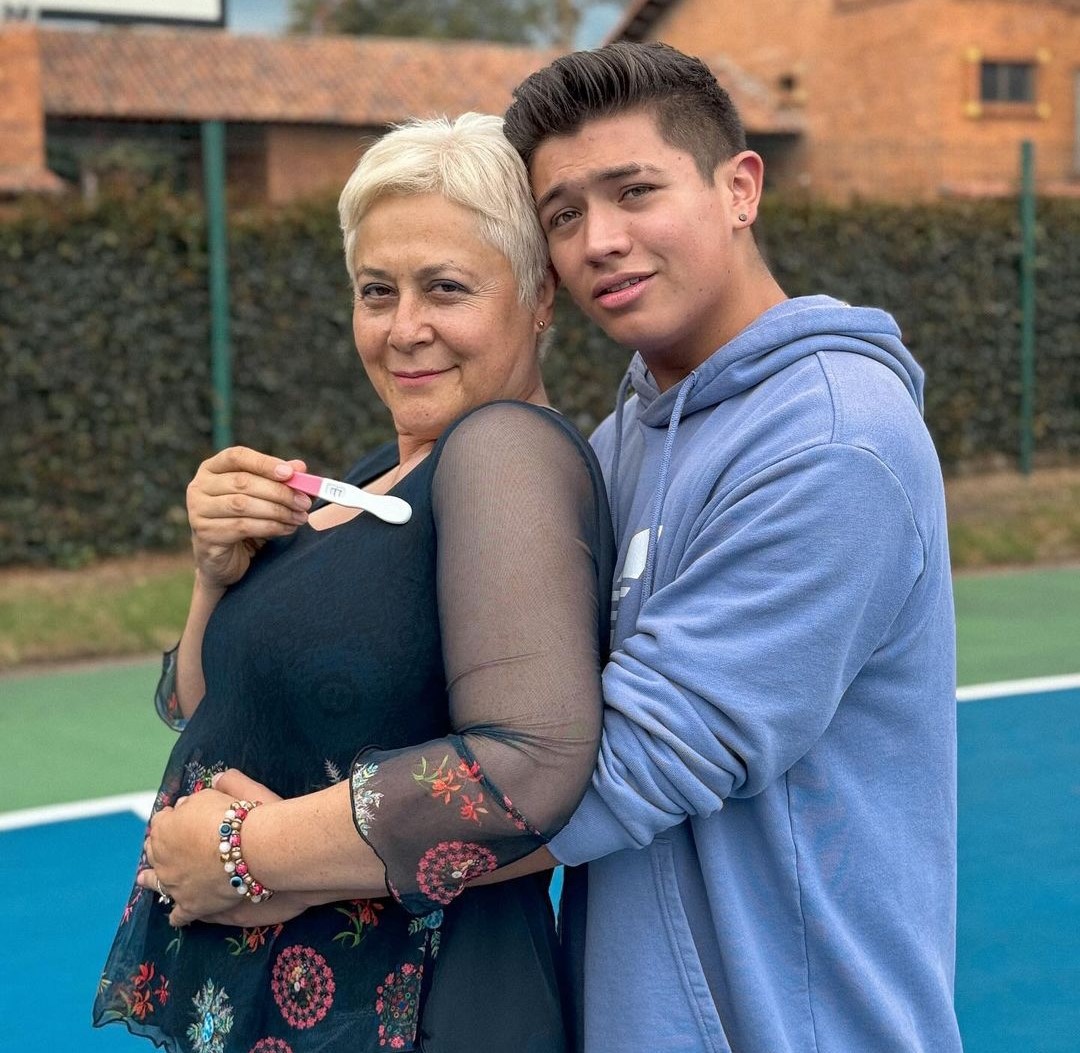 Alina se sincera sobre su embarazo 1 Alina se sincera sobre su embarazo Con prueba de embarazo en mano, Alina Lozano y Jim Velásquez anunciaron que serían padres hace unos días. No obstante, surgieron críticas por la edad que tiene Alina para vivir esta etapa.