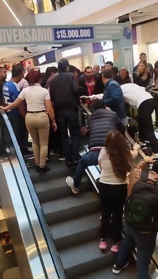 Angustiante: perrito quedó atrapado en escalera eléctrica de conocido centro comercial 1 Angustiante: perrito quedó atrapado en escalera eléctrica de conocido centro comercial La comunidad se unió para lograr rescatar a la mascota. El hecho quedó registrado en un video.