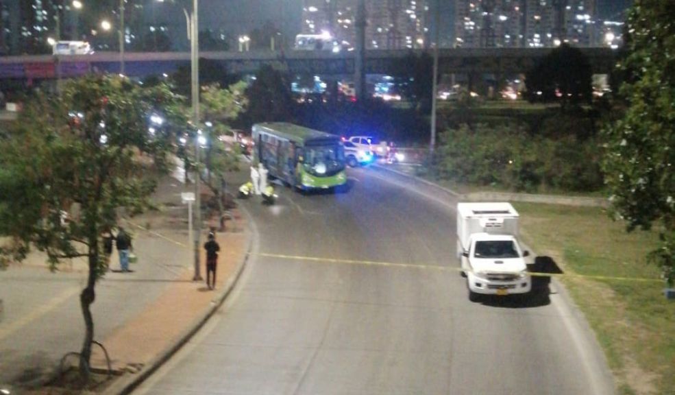 Aparatoso accidente le quitó la vida a un peatón en Bosa 8 Aparatoso accidente le quitó la vida a un peatón en Bosa Bogotá fue escenario de varios accidentes de tránsito este viernes 12 de abril. Uno de ellos ocurrió en la localidad de Bosa.