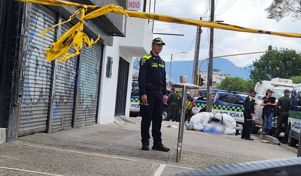 Asesinan a DJ en la Av. Primero de Mayo 1 Asesinan a DJ en la Av. Primero de Mayo Un joven que se desempeñaba como DJ fue asesinado en el sector de Carvajal, en Kennedy.