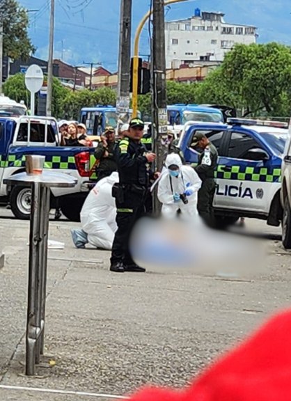Asesinan a DJ en la Av. Primero de Mayo 2 Asesinan a DJ en la Av. Primero de Mayo Un joven que se desempeñaba como DJ fue asesinado en el sector de Carvajal, en Kennedy.