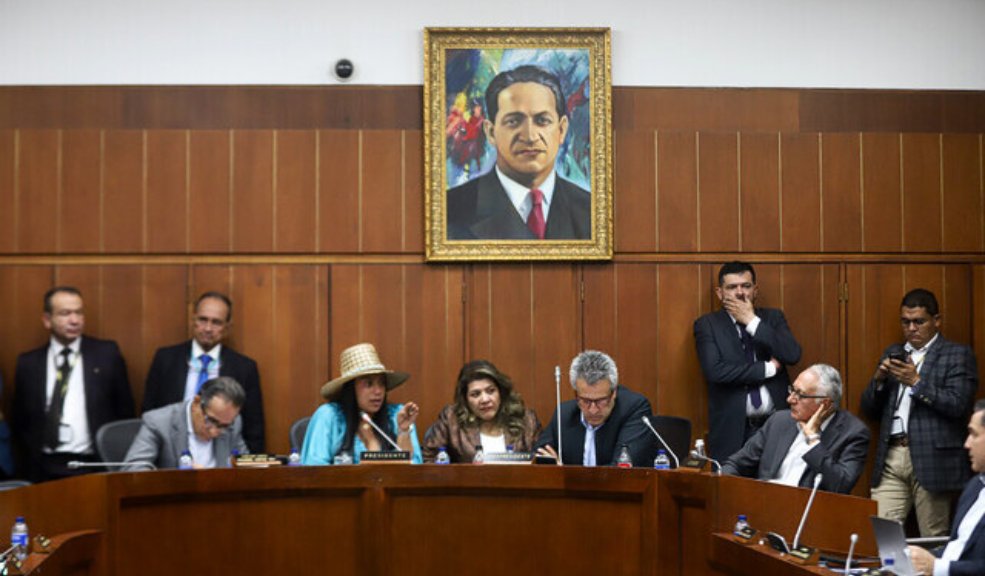 Así avanza la "resurrección" de la reforma a la salud 10 Así avanza la "resurrección" de la reforma a la salud La estrategia del presidente Gustavo Petro de darle nuevo aire a sus reformas sociales, comenzando por la de salud que ya se hundió y la pensional que está en su momento crítico en la plenaria del Senado, no se frena y para eso este lunes ya tuvo pasos concretos.