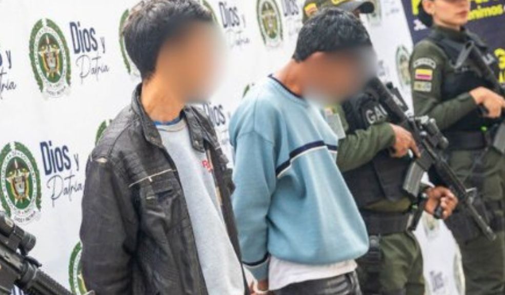 Así cayeron dos extorsionistas en Kennedy 1 Así cayeron dos extorsionistas en Kennedy Recientemente fueron capturadas dos personas que se hacían pasar por integrantes del 'Tren de Aragua' para extorsionar a comerciantes en el sector de María Paz, en Kennedy.