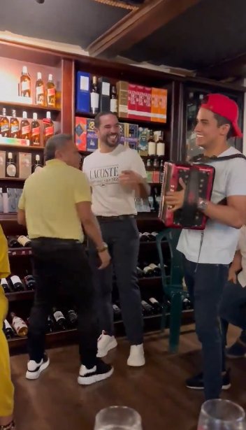 Así celebró 'Mané' Díaz su regreso a Colombia Aunque muchos pensaron que duraría más tiempo en Inglaterra, el papá de Luis Díaz sorprendió al regresar al territorio colombiano, por lo que celebró el momento.