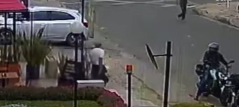 Así fue el violento robo a restaurante en Usaquén La concejal Diana Diago dio a conocer el video de un robo a mano armada en Usaquén.