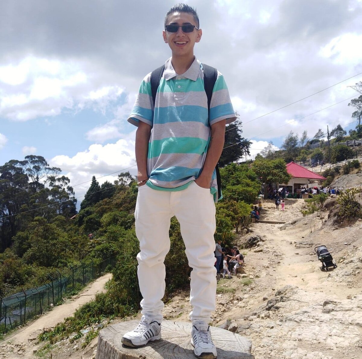 Ataque a puñal dejó sin vida a Stiven en Los Mártires En la madrugada de ayer, un vil y desalmado hecho sumió en luto y dolor al popular San Andresito de San José, ubicado en el barrio La Pepita, en la localidad de Los Mártires.