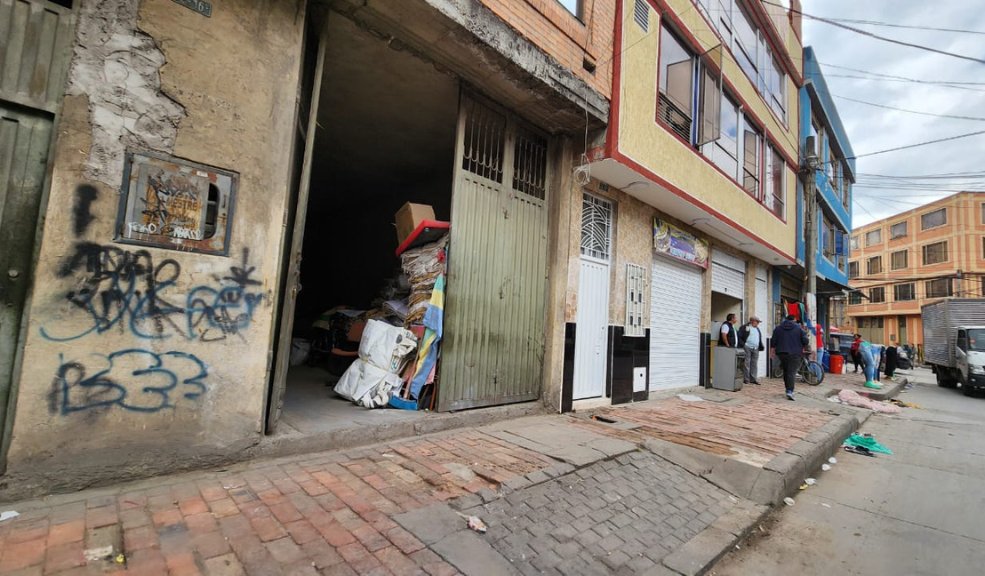 Aterradora jornada en María Paz: se presentaron dos sicariatos Entre el miedo, la angustia y la zozobra se encuentran los habitantes de la UPZ de Kennedy, luego de que se conociera que el pasado miércoles se presentaron dos asesinatos en hechos aislados y en menos de cinco horas. Los dos casos ocurrieron a tan solo una cuadra de distancia el uno del otro.