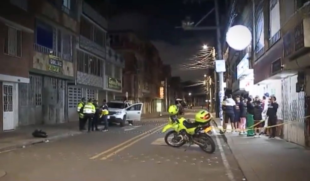 Balearon a un hombre en medio de un intento de robo a un corresponsal bancario El hombre, quien sería el dueño del establecimiento comercial ubicado en Engativá, recibió al menos 3 impactos de bala y ahora se debate entre la vida y la muerte.