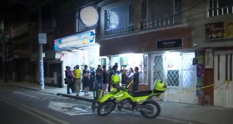 Balearon a un hombre en medio de un intento de robo a un corresponsal bancario 1 Balearon a un hombre en medio de un intento de robo a un corresponsal bancario El hombre, quien sería el dueño del establecimiento comercial ubicado en Engativá, recibió al menos 3 impactos de bala y ahora se debate entre la vida y la muerte.