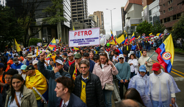 Cerca de 400 mil colombianos marcharon contra Petro en el país Multitudinarias fueron las marchas que se realizaron en las principales ciudades del país en rechazo al gobierno de Gustavo Petro, las cuales se cumplieron pese a la lluvia.