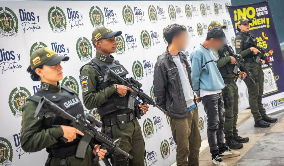 Así cayeron dos extorsionistas en Kennedy 3 Así cayeron dos extorsionistas en Kennedy Recientemente fueron capturadas dos personas que se hacían pasar por integrantes del 'Tren de Aragua' para extorsionar a comerciantes en el sector de María Paz, en Kennedy.