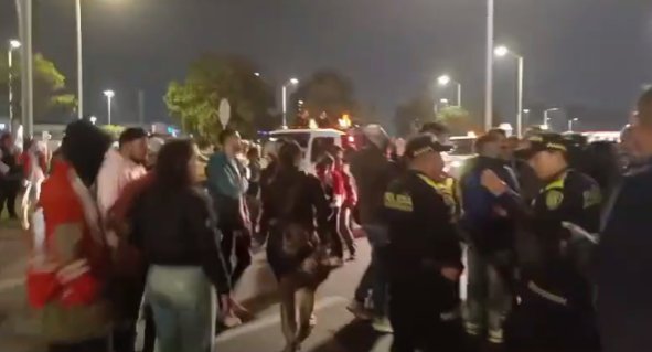 Violento enfrentamiento entre conductores en inmediaciones del aeropuerto El Dorado 1 Violento enfrentamiento entre conductores en inmediaciones del aeropuerto El Dorado La manifestación de taxistas resultó en un violento enfrentamiento.