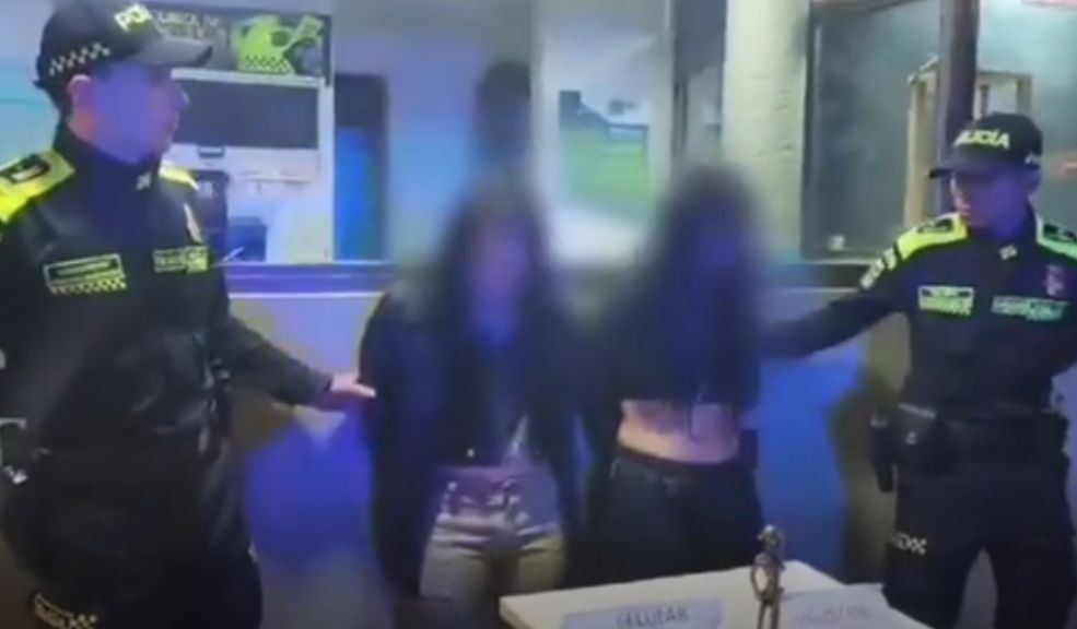 Capturan a 2 mujeres que habrían drogado y robado a un adulto mayor en Usaquén Dos mujeres de 18 y 23 años fueron capturas, luego de que las autoridades las encontraran en compañía de un adulto con aparentes signos de intoxicación en la localidad de Usaquén.
