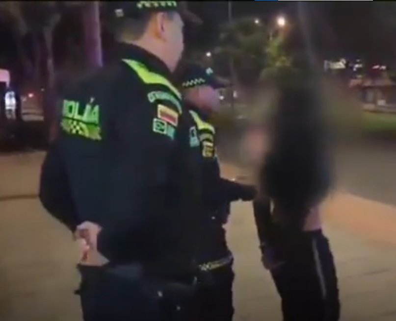 Capturan a 2 mujeres que habrían drogado y robado a un adulto mayor en Usaquén 1 Capturan a 2 mujeres que habrían drogado y robado a un adulto mayor en Usaquén Dos mujeres de 18 y 23 años fueron capturas, luego de que las autoridades las encontraran en compañía de un adulto con aparentes signos de intoxicación en la localidad de Usaquén.