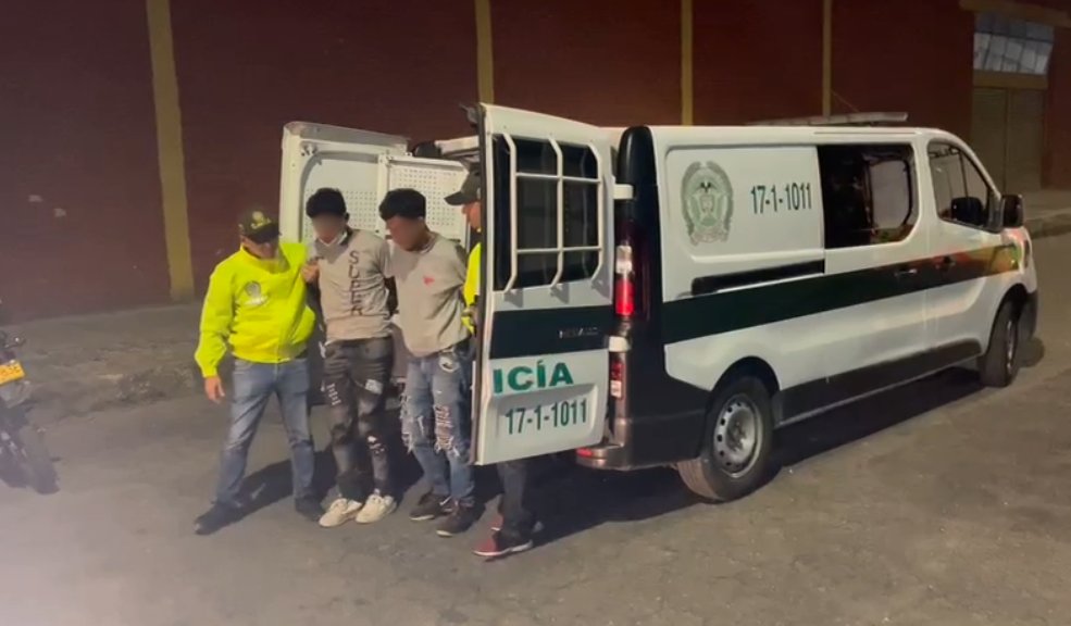 Capturan a dos sujetos que se hacían pasar por integrantes del 'Tren de Aragua' en Kennedy Los dos pillos fueron capturados cuando iban a recibir el dinero de una extorsión.