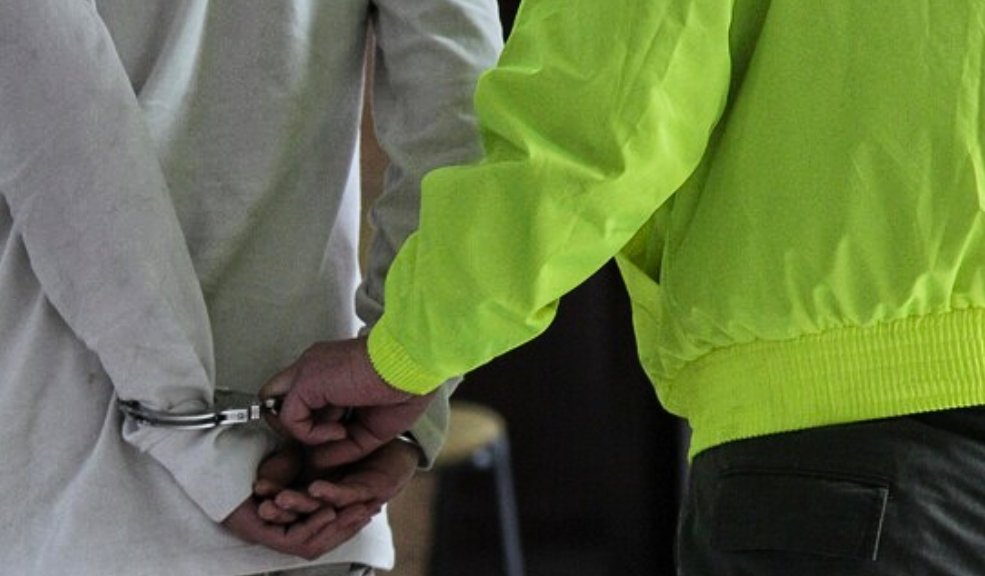 Capturan a otro extranjero que pretendía tener intimidad con una menor de edad Un ciudadano estadounidense de 51 años fue capturado en el barrio San Isidro de la comuna cuatro de Aranjuez, al nororiente de Medellín, luego de ser encontrado junto a una menor de 15 años en una vivienda del sector.