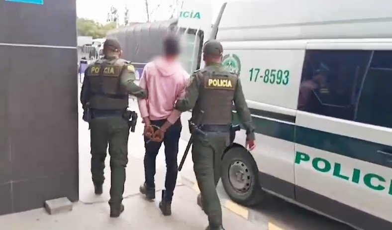 Capturan a sujeto con un arma de fuego tipo lapicero en Kennedy 1 Capturan a sujeto con un arma de fuego tipo lapicero en Kennedy El sujeto fue capturado en flagrancia en el barrio Valladolid en la localidad de Kennedy.