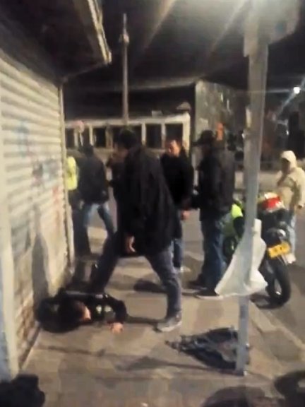 Capturan en flagrancia a 2 policías que estarían extorsionando a un conductor en Bogotá 1 Capturan en flagrancia a 2 policías que estarían extorsionando a un conductor en Bogotá La víctima dio aviso al Gaula mientras los 2 policías presuntamente intentaban extorsionarlo exigiéndole la suma de 10 millones de pesos.