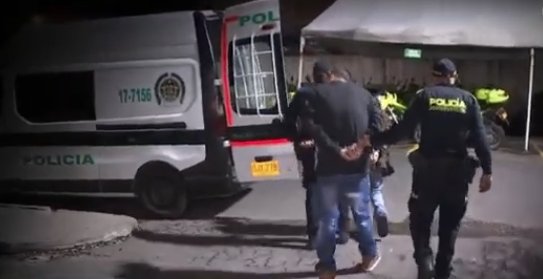 Capturaron a dos pillos que atracaron a policías en Cedritos Uno de los presuntos ladrones es un adulto mayor.