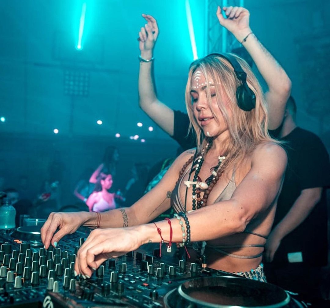 Casi nadie fue al show de Natalia París La reconocida modelo y DJ colombiana, Natalia París, pasó por un incómodo momento en su presentación en el evento 'Extended Set Armonia Beach Club'. Presentó fallas técnicas en su sonido y casi no tuvo asistentes.