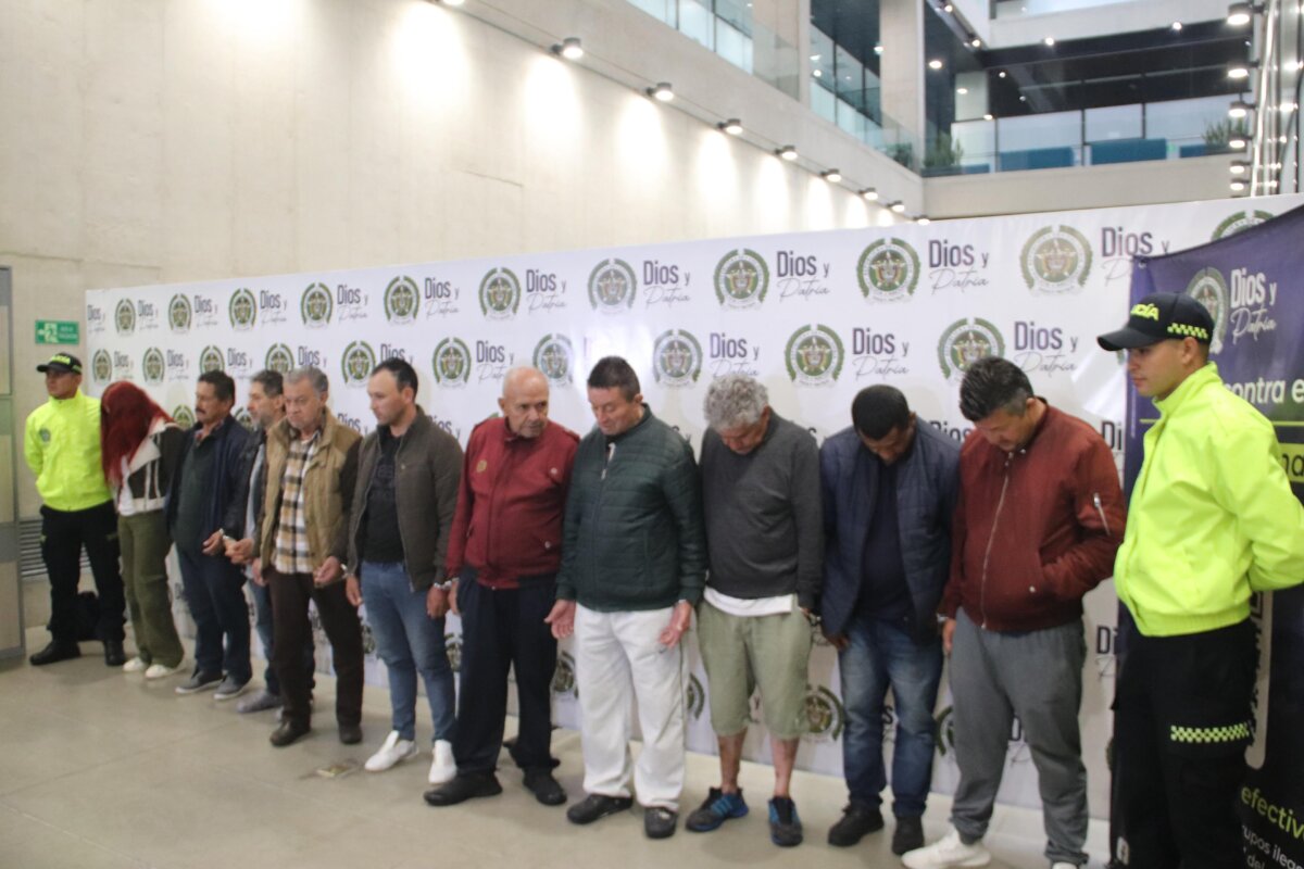 Cayeron 'Los Roncos': se dedicaban a vender armas de fuego en Bogotá y Cundinamarca En las últimas horas, la Policía Metropolitana de Bogotá informó sobre la captura de la banda delincuencial 'Los Roncos', quienes se dedicaban a la venta de armas de fuego y estupefacientes en Bogotá y Cundinamarca.