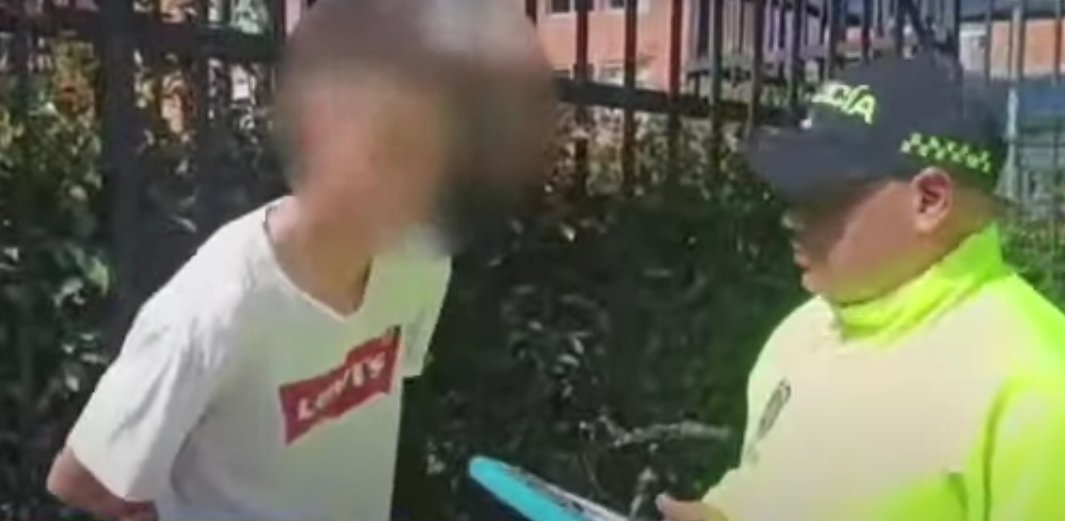 Cayó sujeto que habría disparado a dos policías en Soacha 1 Cayó sujeto que habría disparado a dos policías en Soacha El pasado 12 de febrero se registró un ataque a bala contra dos uniformados que realizaban un operativo en Soacha. Uno de los involucrados fue capturado en las últimas horas.