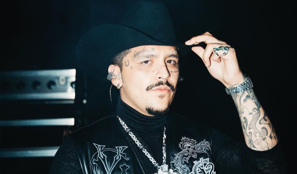 Christian Nodal sorprende al mostrar su rostro sin tatuajes El cantante mexicano Christian Nodal hace unos meses había anunciado que se retiraría los tatuajes de su rostro; ahora en imágenes sorprendió a sus fans al mostrar finalmente cómo quedó la intervención.