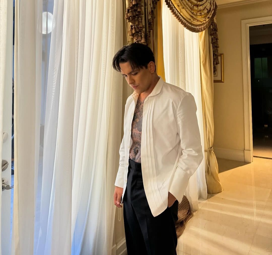 Christian Nodal sorprende al mostrar su rostro sin tatuajes El cantante mexicano Christian Nodal hace unos meses había anunciado que se retiraría los tatuajes de su rostro; ahora en imágenes sorprendió a sus fans al mostrar finalmente cómo quedó la intervención.