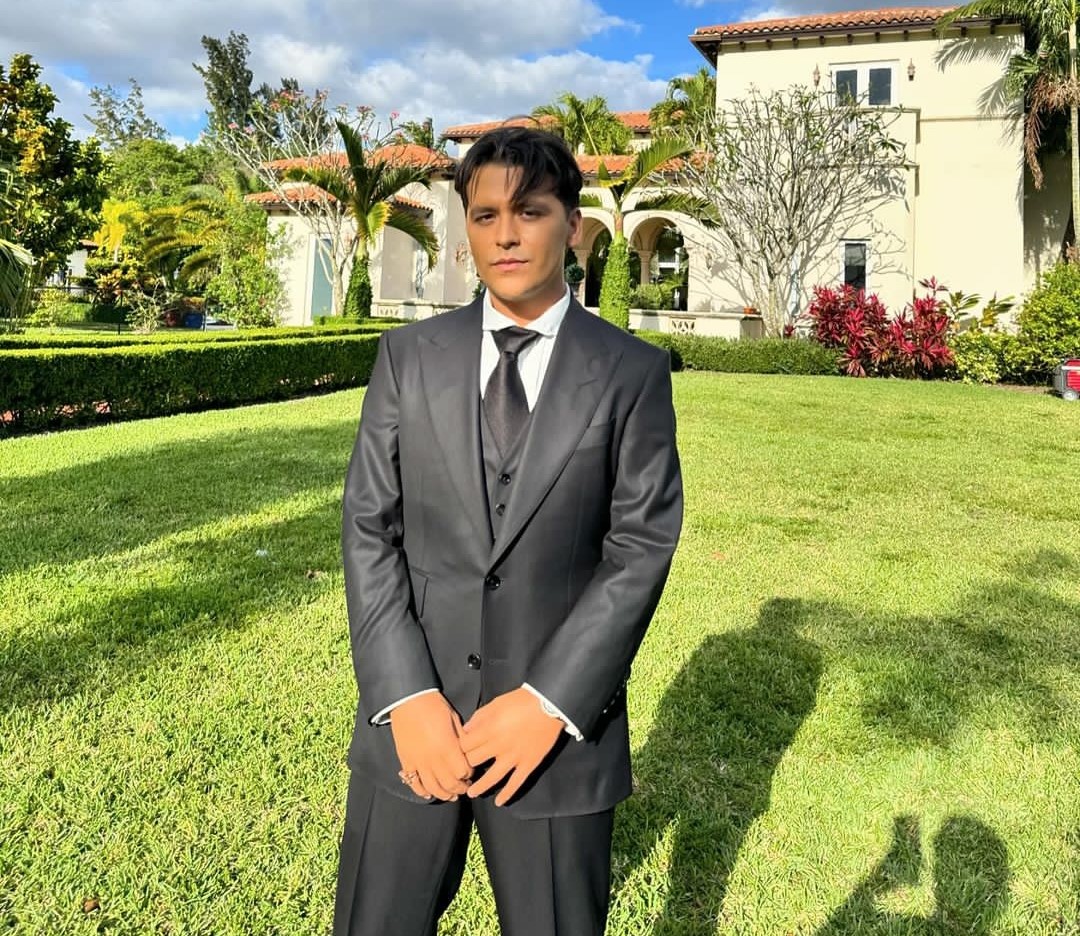Christian Nodal sorprende al mostrar su rostro sin tatuajes El cantante mexicano Christian Nodal hace unos meses había anunciado que se retiraría los tatuajes de su rostro; ahora en imágenes sorprendió a sus fans al mostrar finalmente cómo quedó la intervención.