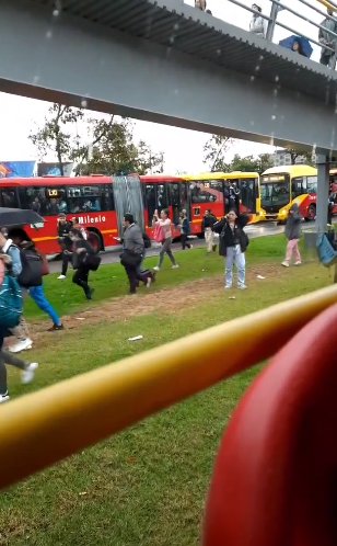 Cierran estaciones de TransMilenio por movilizaciones en la Calle 26 En este momento, TransMilenio realiza el cierre de dos estaciones ubicadas sobre la Avenida El Dorado.