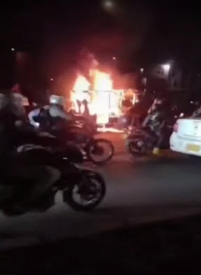 Ciudadanos incendiaron bicitaxi que había atropellado a una persona en Kennedy 2 Ciudadanos incendiaron bicitaxi que había atropellado a una persona en Kennedy Los habitantes de la localidad de Kennedy mostraron su indignación quemando un bicitaxi que minutos antes había atropellado a una persona en condición de discapacidad, la noche de este lunes.