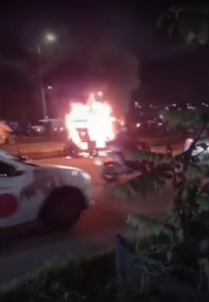 Ciudadanos incendiaron bicitaxi que había atropellado a una persona en Kennedy 1 Ciudadanos incendiaron bicitaxi que había atropellado a una persona en Kennedy Los habitantes de la localidad de Kennedy mostraron su indignación quemando un bicitaxi que minutos antes había atropellado a una persona en condición de discapacidad, la noche de este lunes.