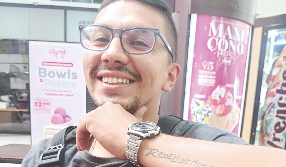 Claman justicia por la muerte de Kevin en el barrio Quiroga 2 Claman justicia por la muerte de Kevin en el barrio Quiroga Un sicario acabó con la vida de Kevin el pasado 16 de abril en la localidad de Rafael Uribe Uribe, justo cuando el joven salía de su casa. Familia exige que se esclarezcan los hechos.
