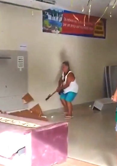 EN VIDEO: Cliente destruyó un almacén de muebles con un hacha Los empleados de la tienda captaron en video cómo el enojado cliente ingresó al negocio y comenzó a destruir con el hacha el mobiliario del lugar porque no le entregaron su pedido a tiempo.