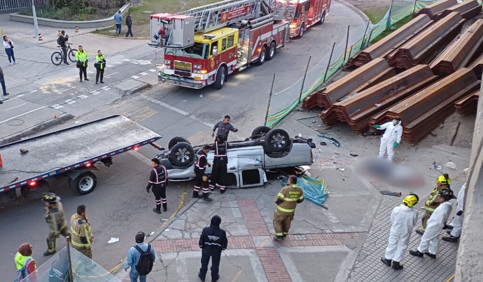 Conductor murió tras caer junto a su camioneta de un puente vehicular en Bogotá En la madrugada de este sábado se registró un grave accidente de tránsito sobre la avenida Las Américas, que dejó sin vida a un hombre.