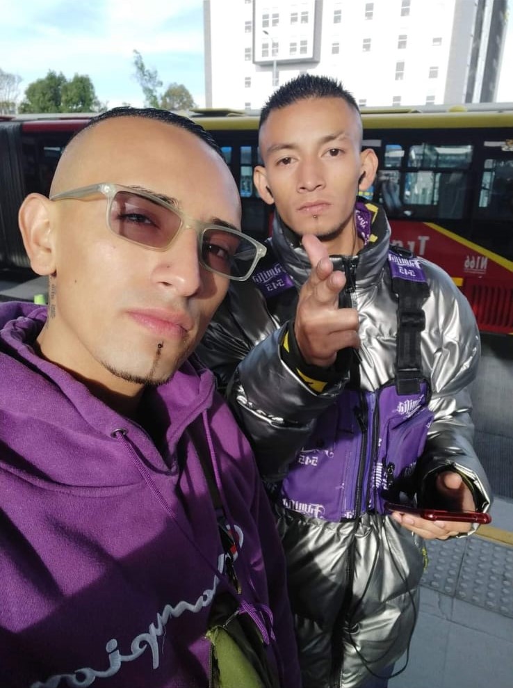Conmoción por asesinato de dos jóvenes raperos en Usme Carlos Stevan Villamil y Juan Daniel Osorio Sánchez, ambos de 22 años, primos y quienes se dedicaban a la música, fueron baleados a tan solo cinco cuadras de su vivienda ubicada en el barrio Olivares, en la localidad de Usme.