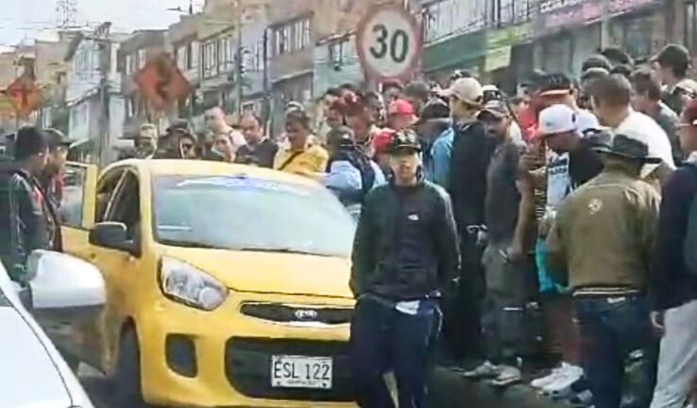 Conmoción por crimen de taxista en Usme La víctima mortal, identificada como Jeisson Camilo Monsalve Celis, fue abordada por dos sujetos en el barrio Chapinerito de la localidad de Usme, justo cuando se desplazaba en un taxi que era su herramienta de trabajo.