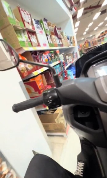 Creador de contenido entró a mercar a un D1 en moto El joven entró como si nada al supermercado en una motocicleta.