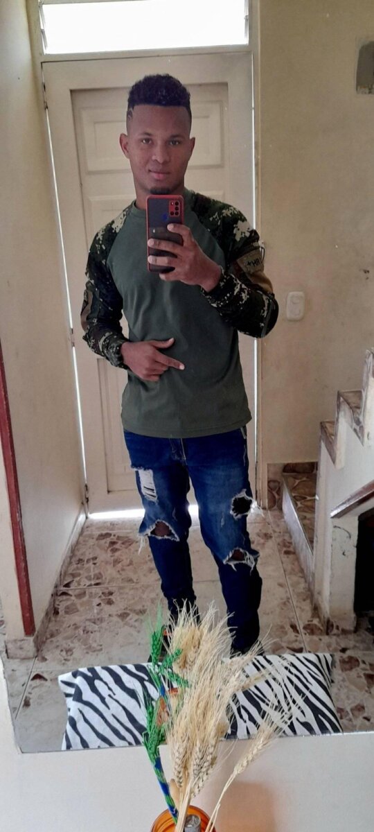 Crimen de vigilante en Funza: joven fue asesinado cuando salía del trabajo 1 Crimen de vigilante en Funza: joven fue asesinado cuando salía del trabajo Adrián Berrio López, un joven cartagenero que llevaba poco más de un año radicado en Funza (Cundinamarca), fue brutalmente asesinado al terminar su jornada laboral en horas de la noche del sábado.