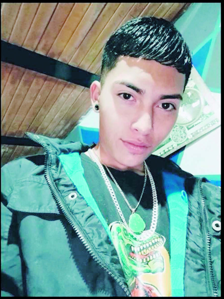 Deivid fue baleado en Rafael Uribe Uribe 2 Deivid fue baleado en Rafael Uribe Uribe A tempranas horas de ayer, un joven de tan solo 19 años fue asesinado tras recibir un impacto por arma de fuego a traición. Hasta el momento, las autoridades no han podido dar con el paradero del responsable.