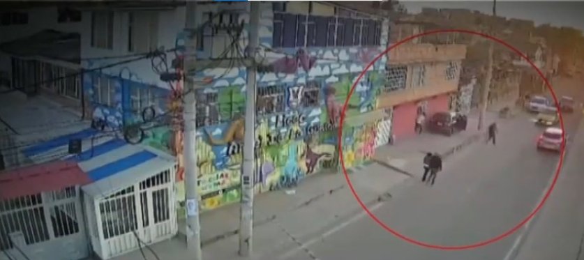 Delincuentes apuñalaron y arrollaron a un joven en medio de un hurto en Soacha Atracadores ejecutaron un violento intento de robo en el barrio San Mateo del municipio de Soacha. La víctima fue apuñalada y arrollada cuando los delincuentes pretendían hurtarle el vehículo.