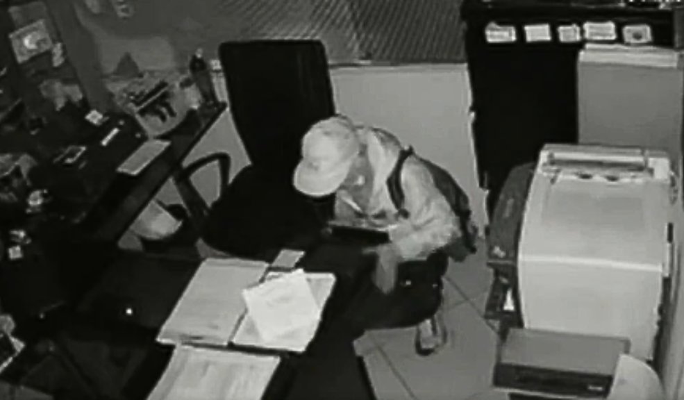 Delincuentes se robaron caja fuerte de una bodega cerca a un CAI en Puente Aranda Un millonario robo fue perpetrado en la madrugada de este jueves en la localidad de Puente Aranda. El hecho ha causado indignación porque ocurrió cerca de un CAI.
