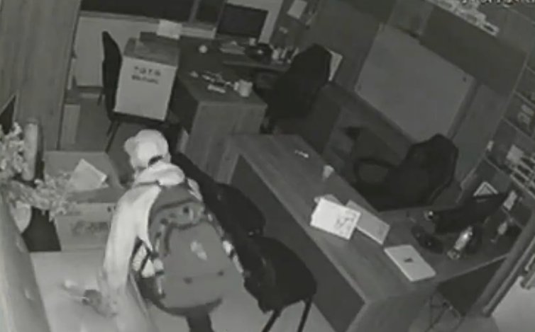 Delincuentes se robaron caja fuerte de una bodega cerca a un CAI en Puente Aranda 1 Delincuentes se robaron caja fuerte de una bodega cerca a un CAI en Puente Aranda Un millonario robo fue perpetrado en la madrugada de este jueves en la localidad de Puente Aranda. El hecho ha causado indignación porque ocurrió cerca de un CAI.