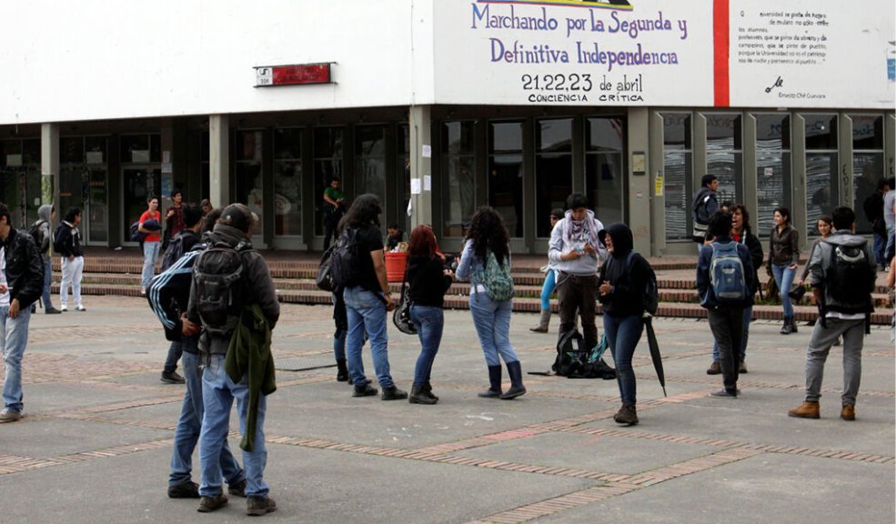 Desmanes en Universidad Nacional dejaron un herido: se cancelan clases presenciales En la tarde de este lunes se presentaron disturbios al interior de la Universidad Nacional. La vicerrectora afirma que los encapuchados son personas "externas".