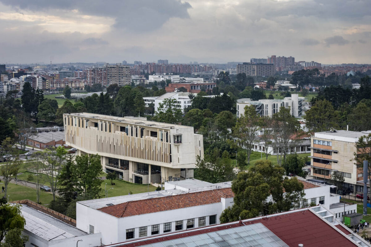 Desmanes en Universidad Nacional dejaron un herido: se cancelan clases presenciales 1 Desmanes en Universidad Nacional dejaron un herido: se cancelan clases presenciales En la tarde de este lunes se presentaron disturbios al interior de la Universidad Nacional. La vicerrectora afirma que los encapuchados son personas "externas".