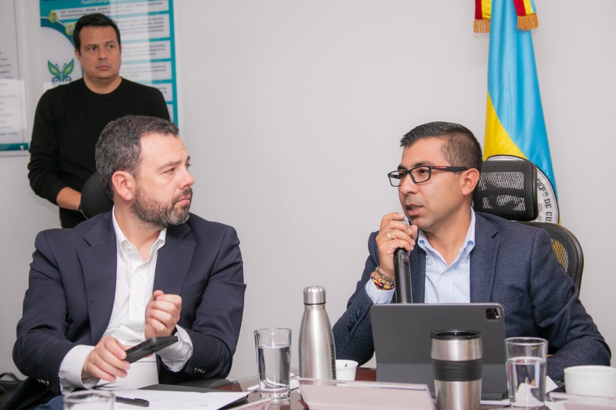 Distrito y Gobierno Nacional unen fuerzas por la energía Distrito y Gobierno Nacional se articulan para solventar posibles crisis de energía en la ciudad de Bogotá, además, anuncian la creación de una mesa de trabajo para apostarle a la transición energética.