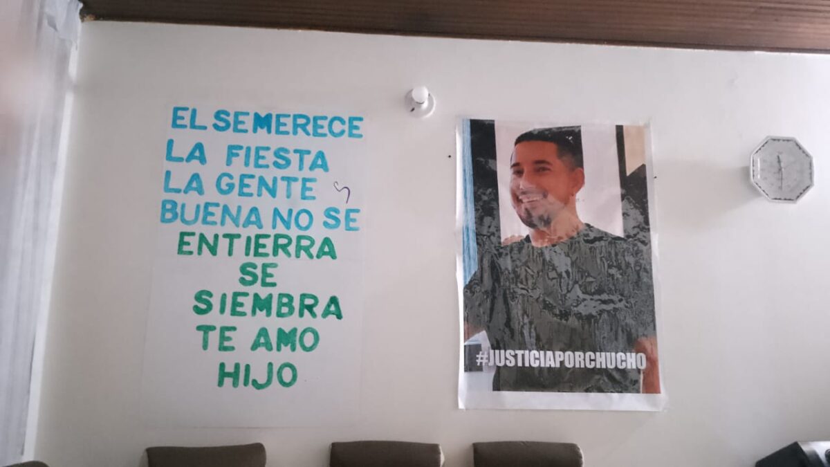 Doloroso relato de la madre del joven asesinado en lavandería de Estados Unidos 2 Doloroso relato de la madre del joven asesinado en lavandería de Estados Unidos Este 15 de abril, Jesús David fue vilmente asesinado en una lavandería de Florida, Estados Unidos. La madre del joven pide ayudas para repatriar el cuerpo.